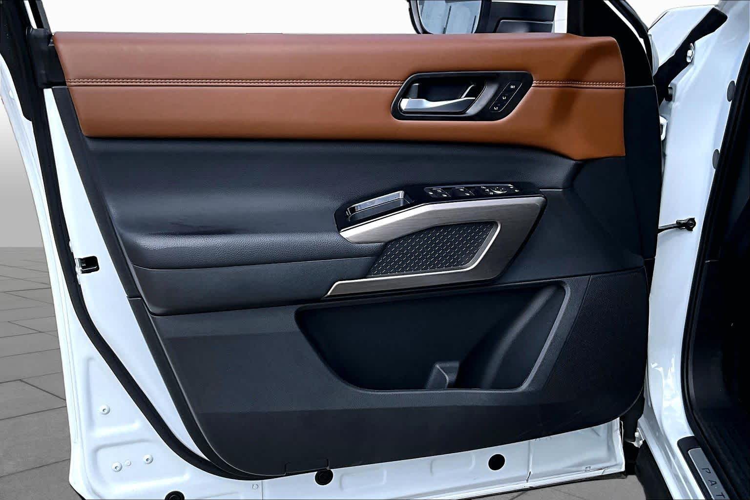 2025 Nissan Pathfinder Platinum Everest White Pearl Tricoat at Sterling McCall Nissan