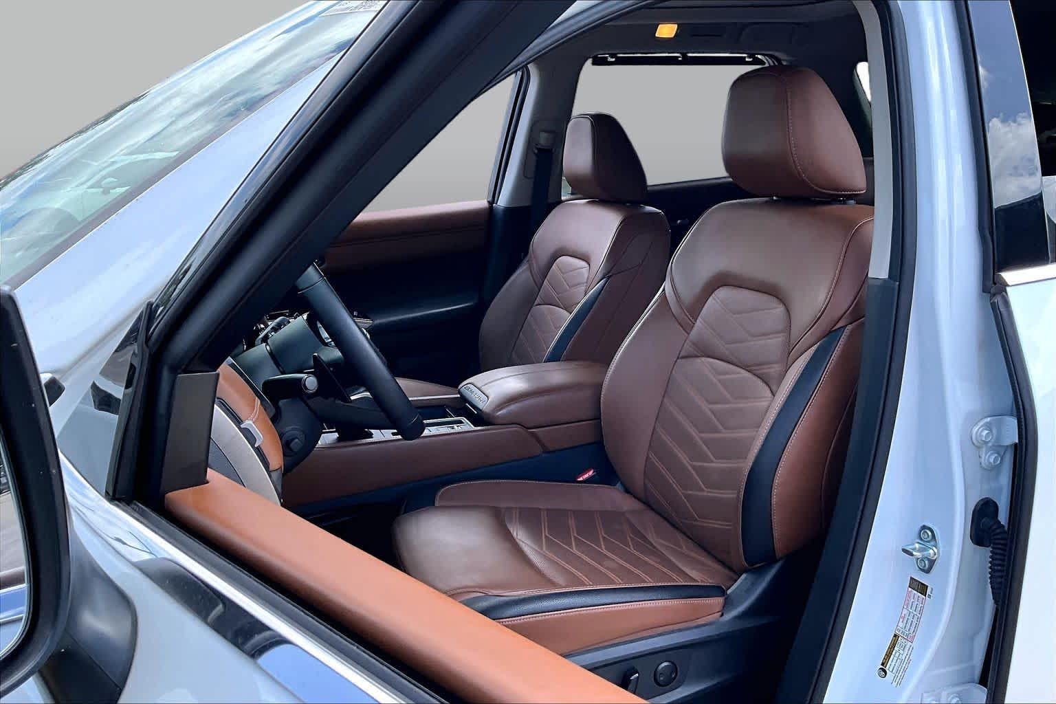 2025 Nissan Pathfinder Platinum Everest White Pearl Tricoat at Sterling McCall Nissan