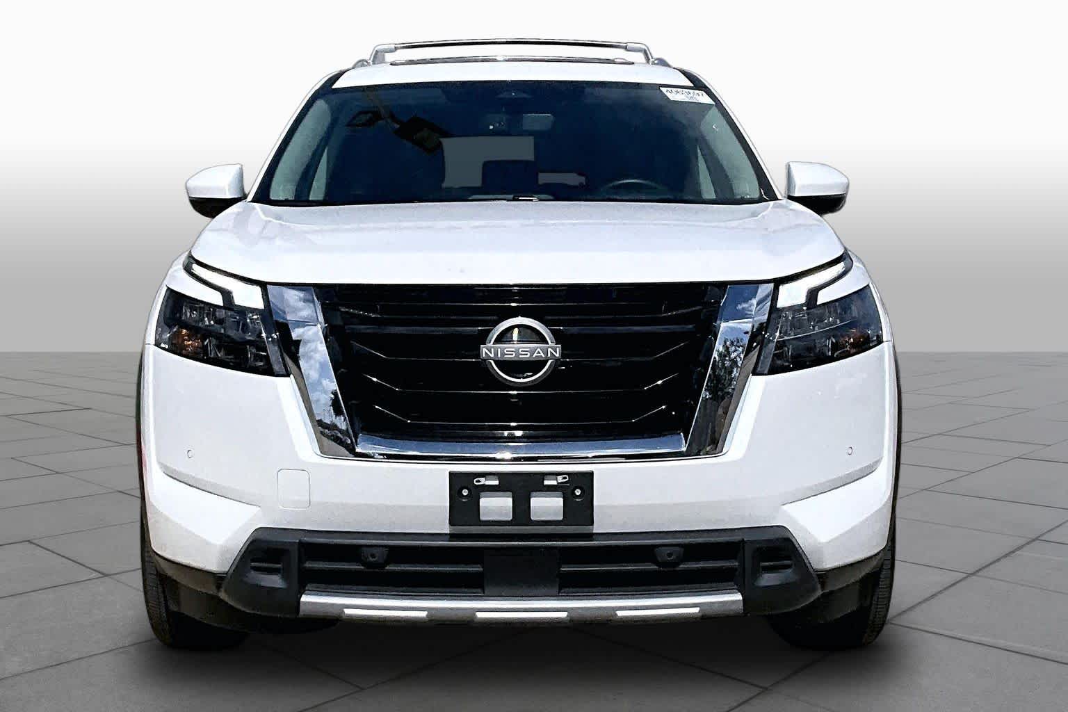2025 Nissan Pathfinder Platinum Everest White Pearl Tricoat at Sterling McCall Nissan