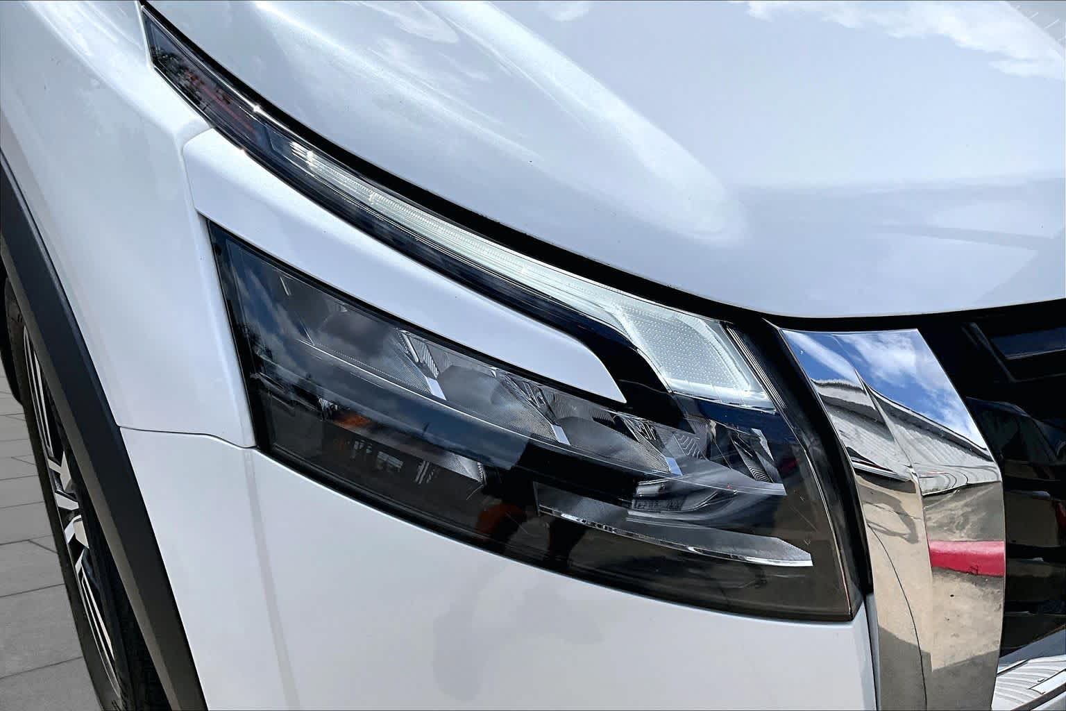 2025 Nissan Pathfinder Platinum Everest White Pearl Tricoat at Sterling McCall Nissan