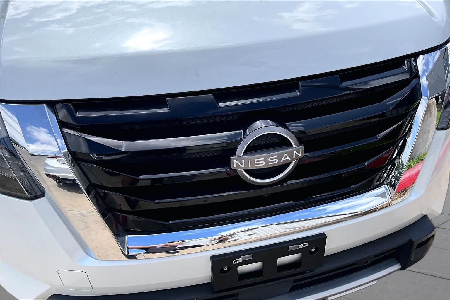2025 Nissan Pathfinder Platinum Everest White Pearl Tricoat at Sterling McCall Nissan