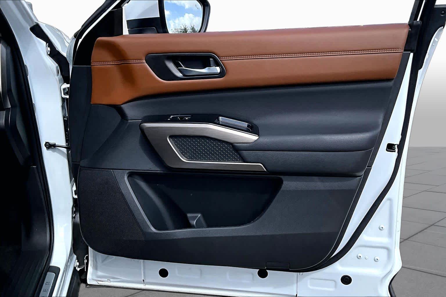 2025 Nissan Pathfinder Platinum Everest White Pearl Tricoat at Sterling McCall Nissan