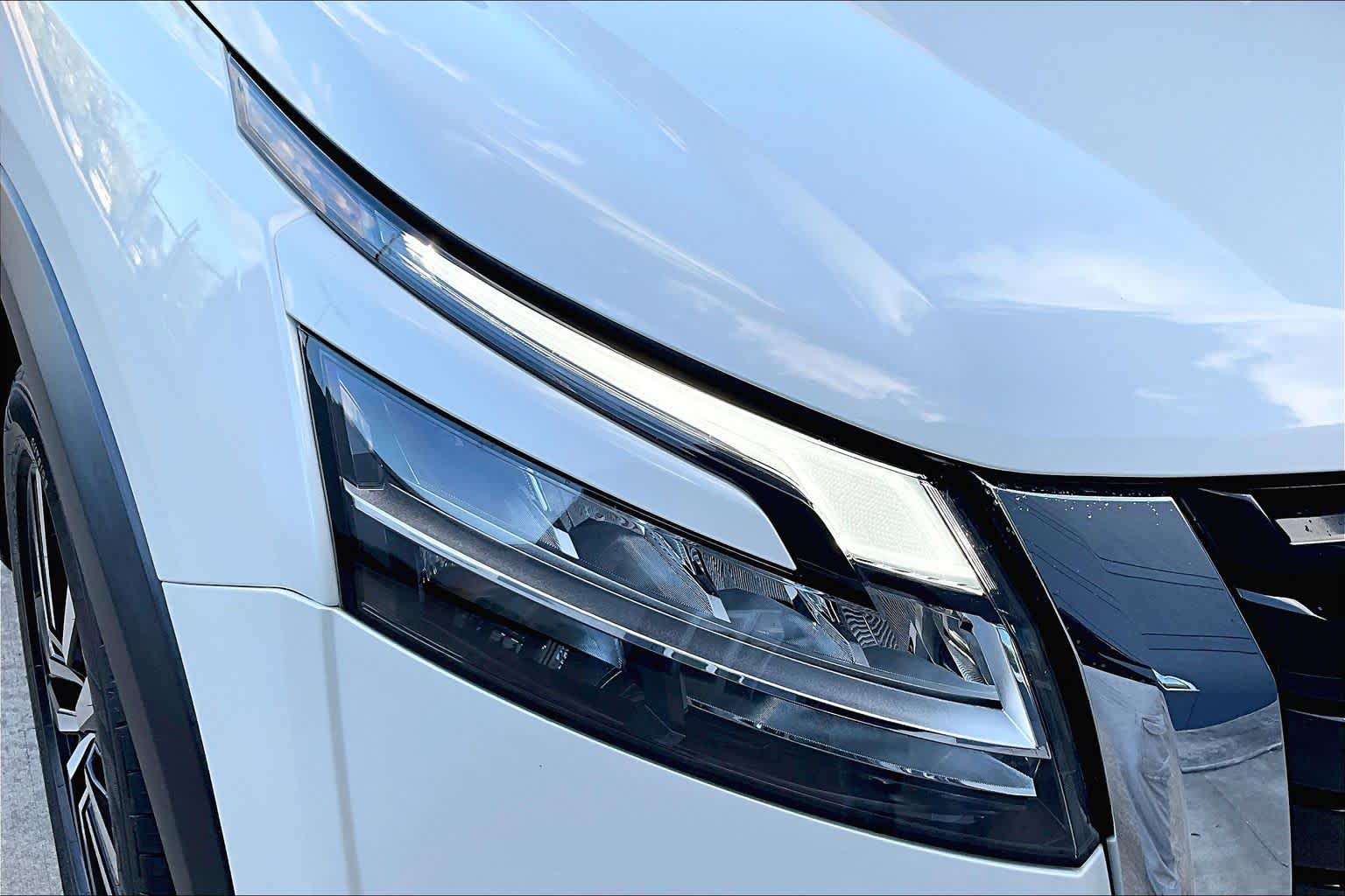 2023 Nissan Pathfinder Platinum Pearl White Tricoat/Super Black at Sterling McCall Nissan