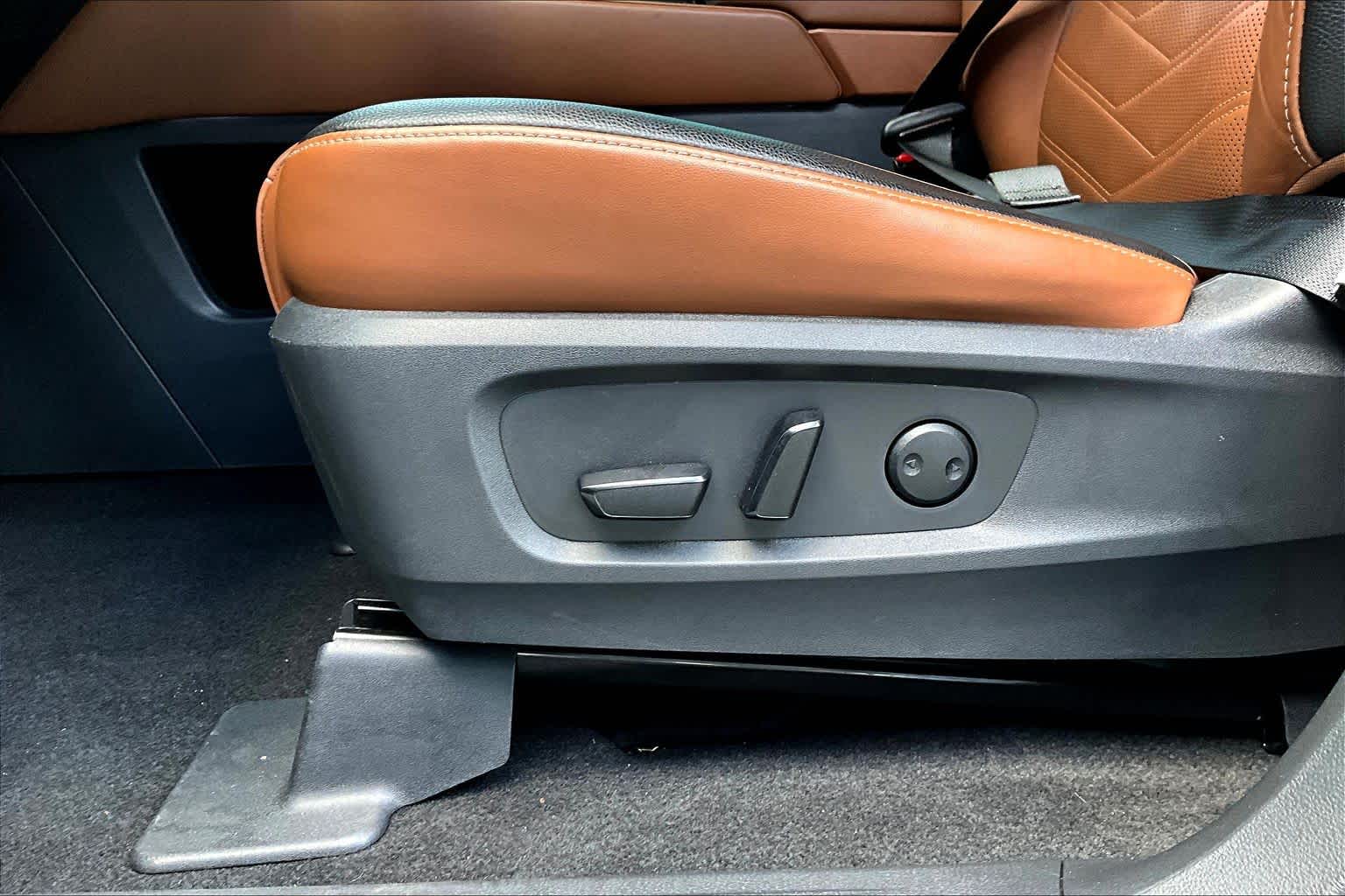 2023 Nissan Pathfinder Platinum Pearl White Tricoat/Super Black at Sterling McCall Nissan