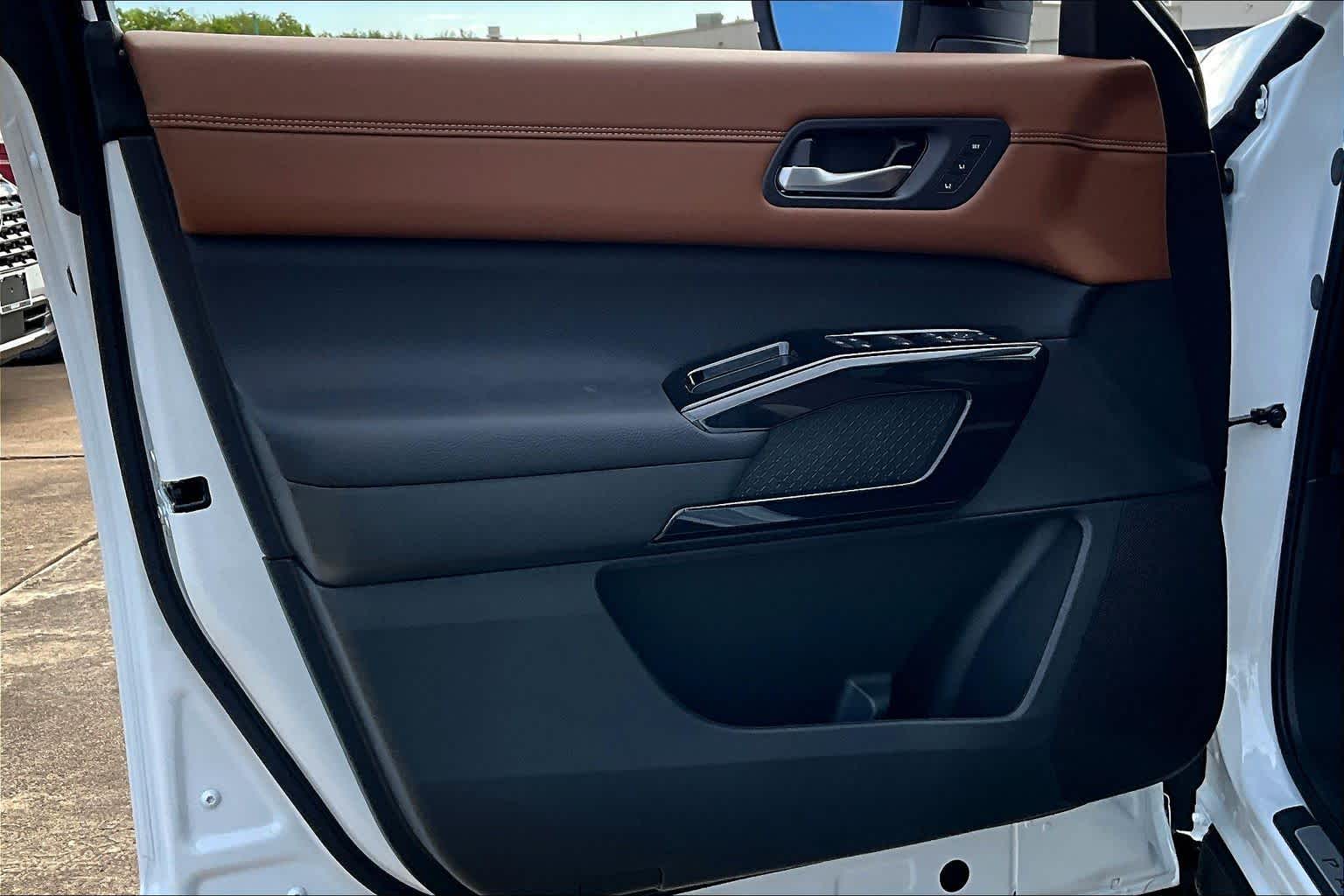 2026 Nissan Pathfinder Platinum Everest White Pearl Tricoat at Sterling McCall Nissan