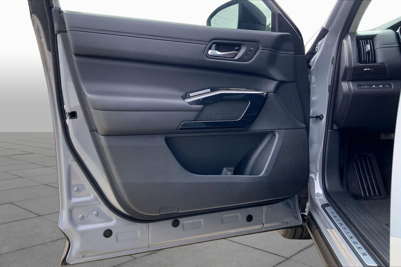 2026 Nissan Pathfinder photo 16 of 22
