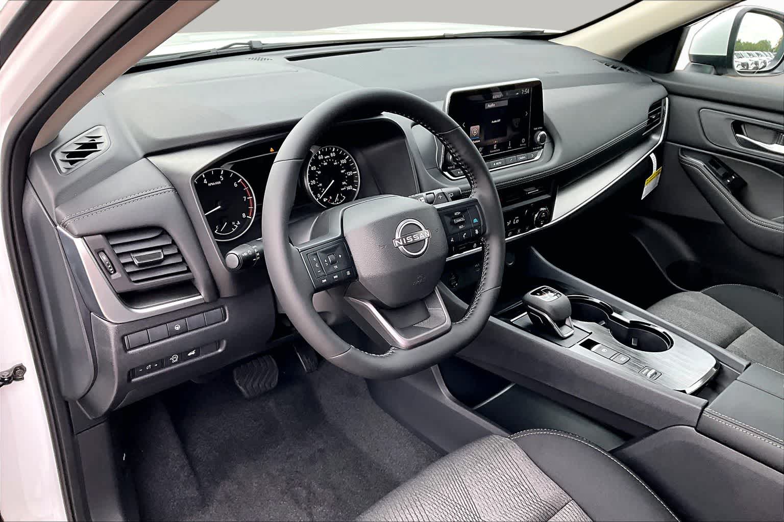 2026 Nissan Pathfinder photo 10 of 18