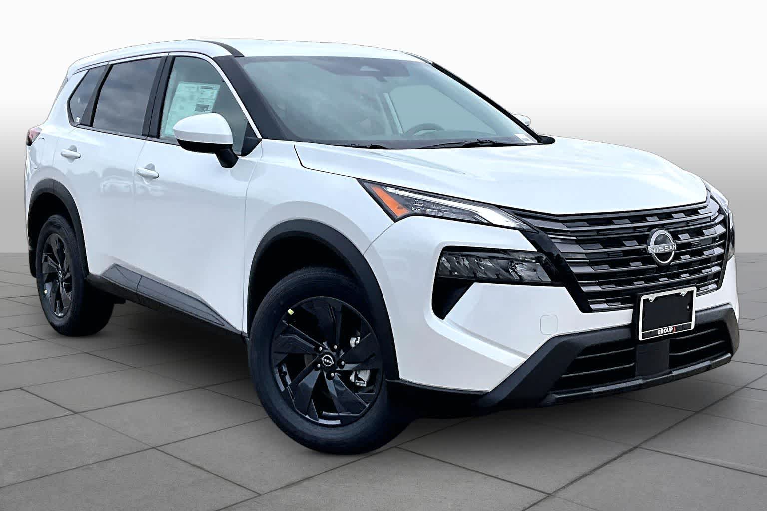 2026 Nissan Pathfinder photo 2 of 18