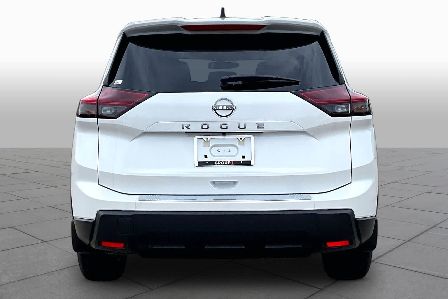 2026 Nissan Pathfinder photo 4 of 18