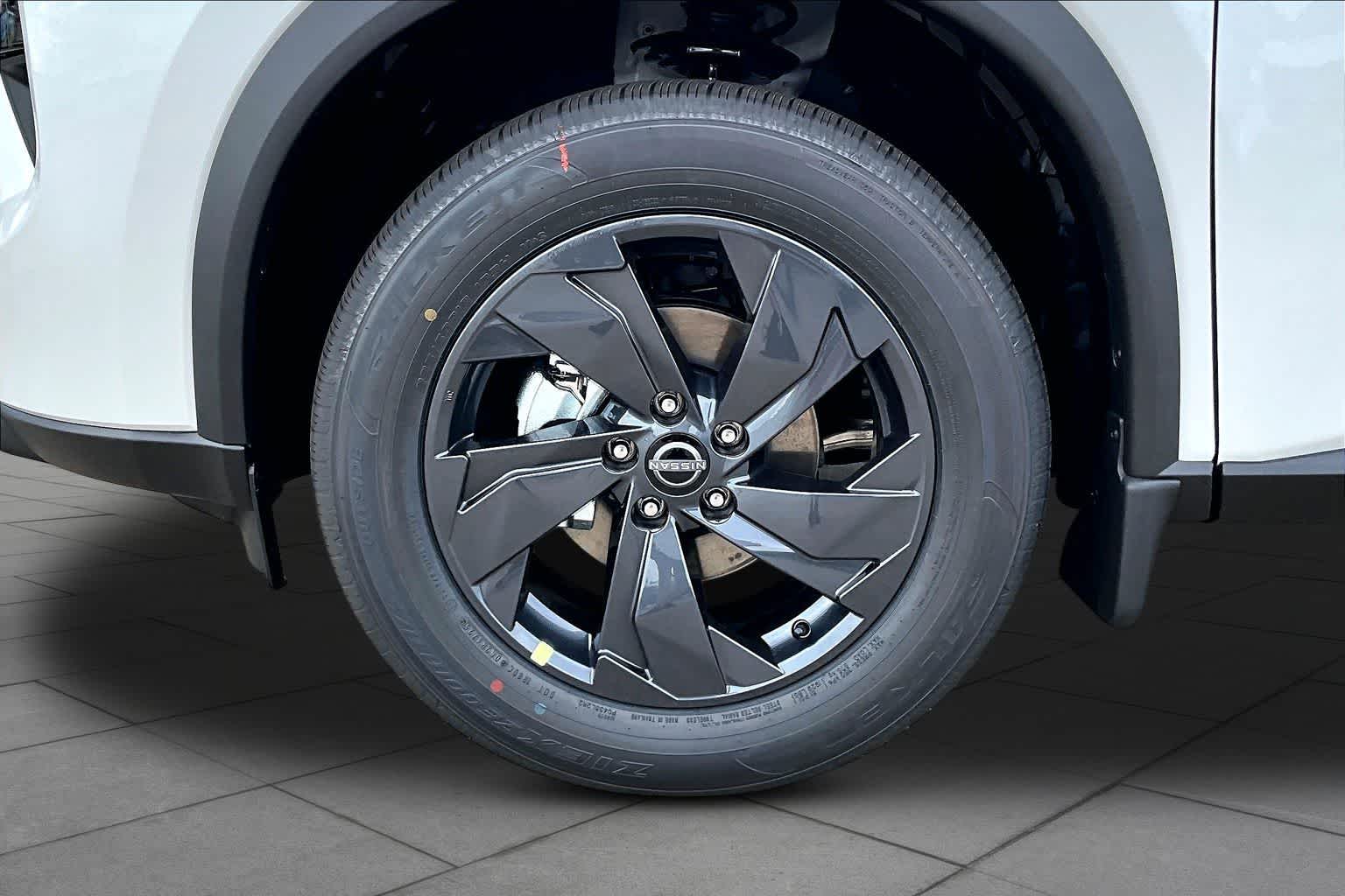 2026 Nissan Pathfinder photo 9 of 18