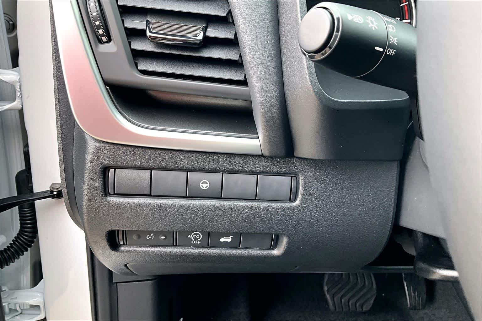 2026 Nissan Pathfinder photo 15 of 18