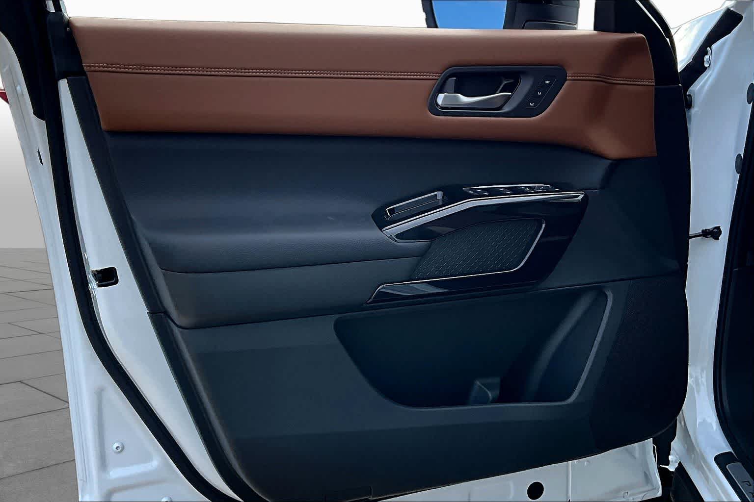2026 Nissan Pathfinder Platinum Everest White Pearl Tricoat at Sterling McCall Nissan