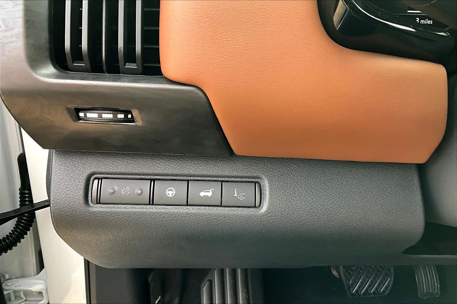 2026 Nissan Pathfinder Platinum Everest White Pearl Tricoat at Sterling McCall Nissan