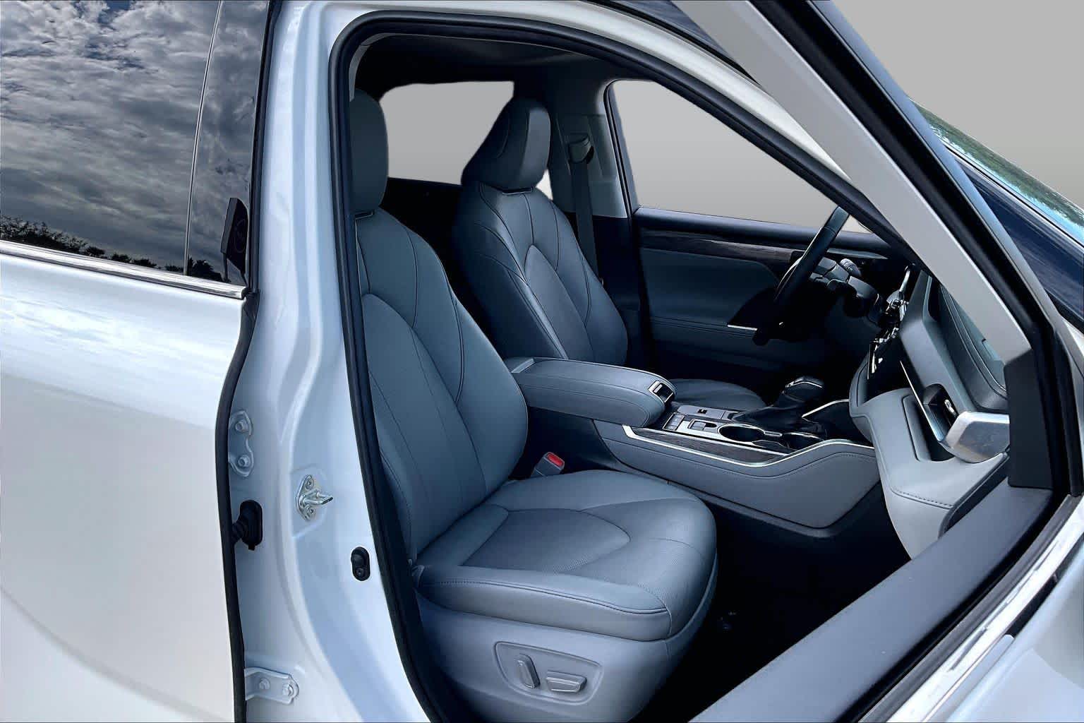 2020 Toyota Highlander photo 9 of 33