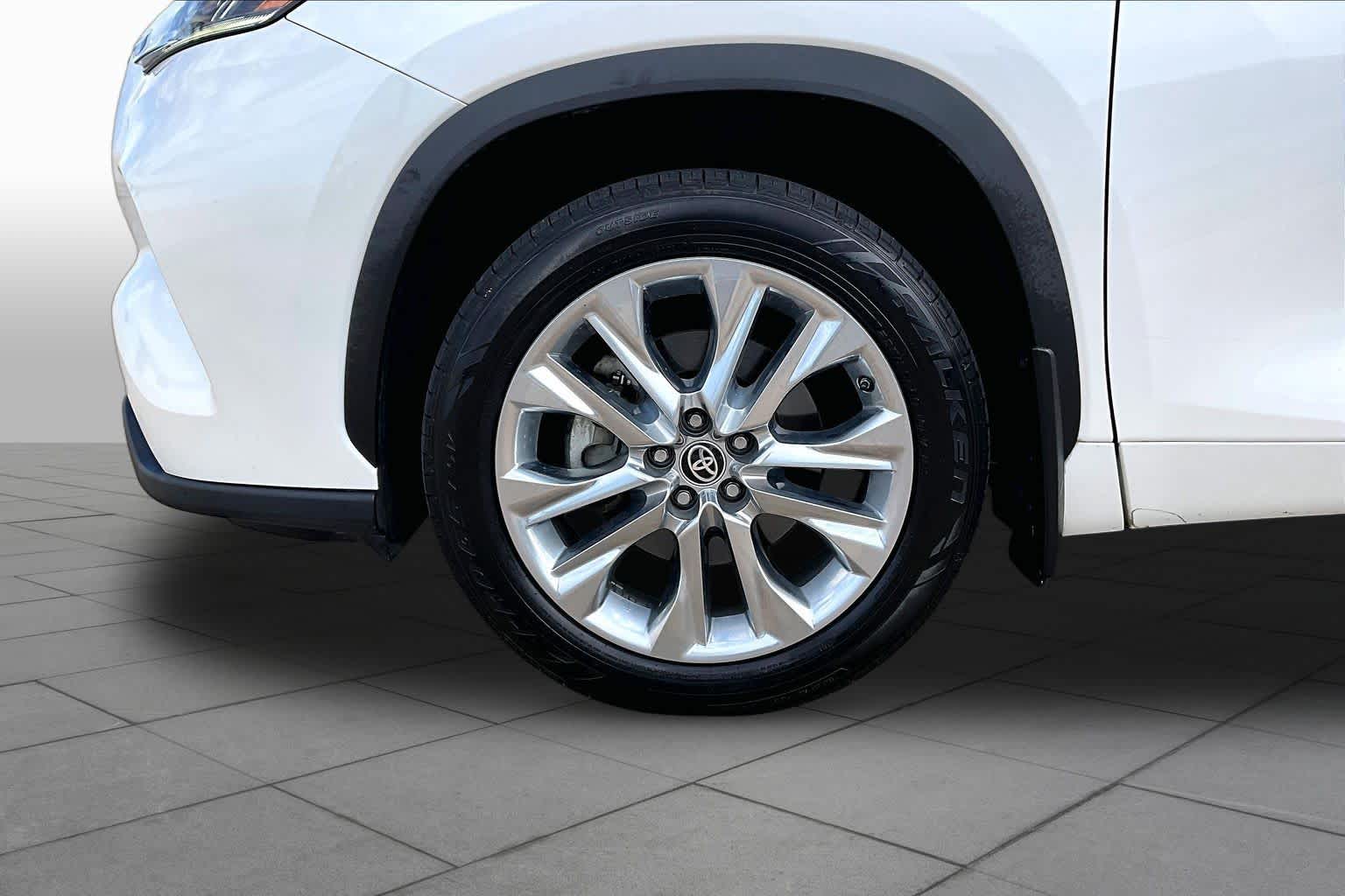 2020 Toyota Highlander photo 11 of 33
