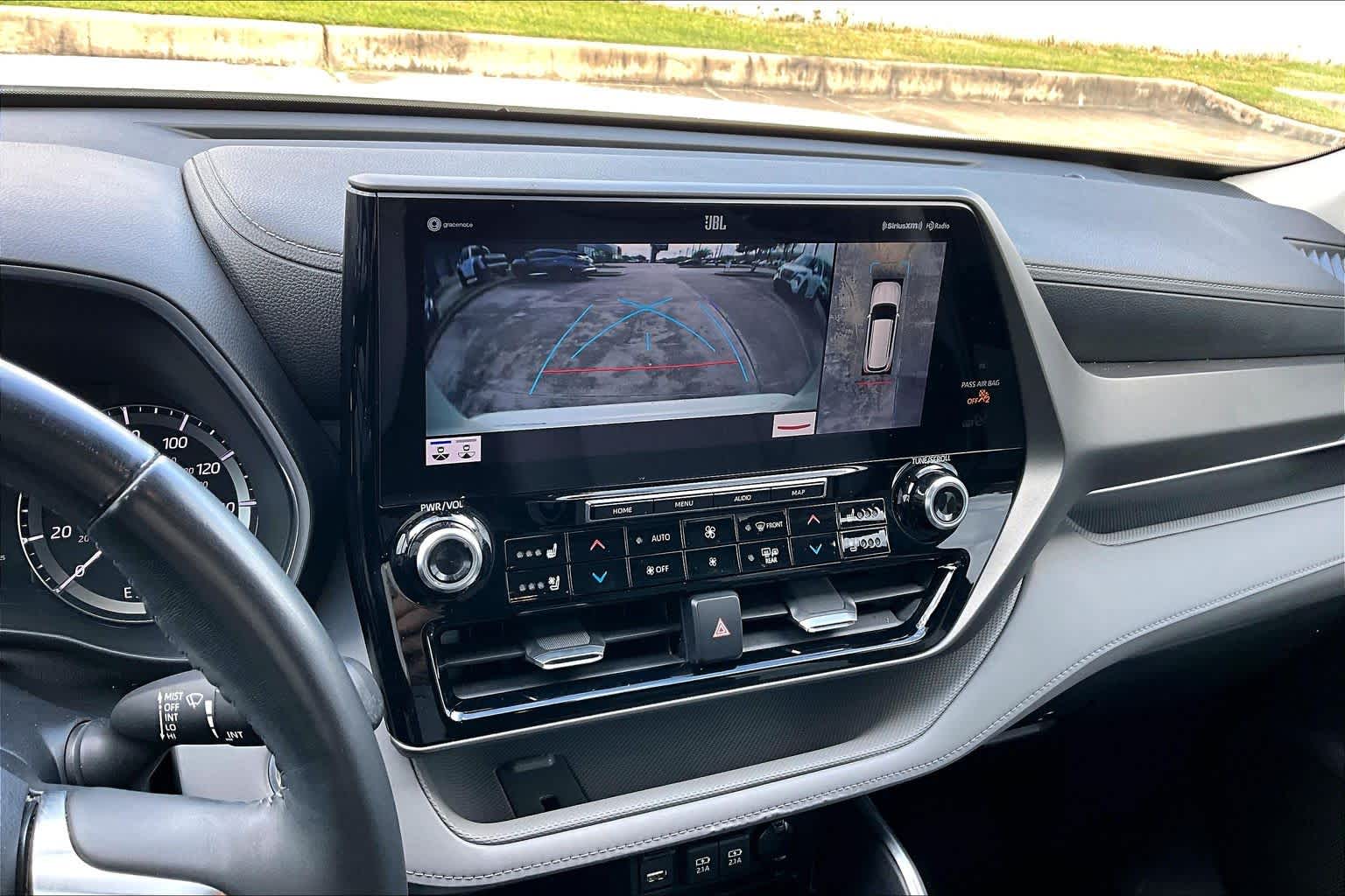 2020 Toyota Highlander photo 26 of 33