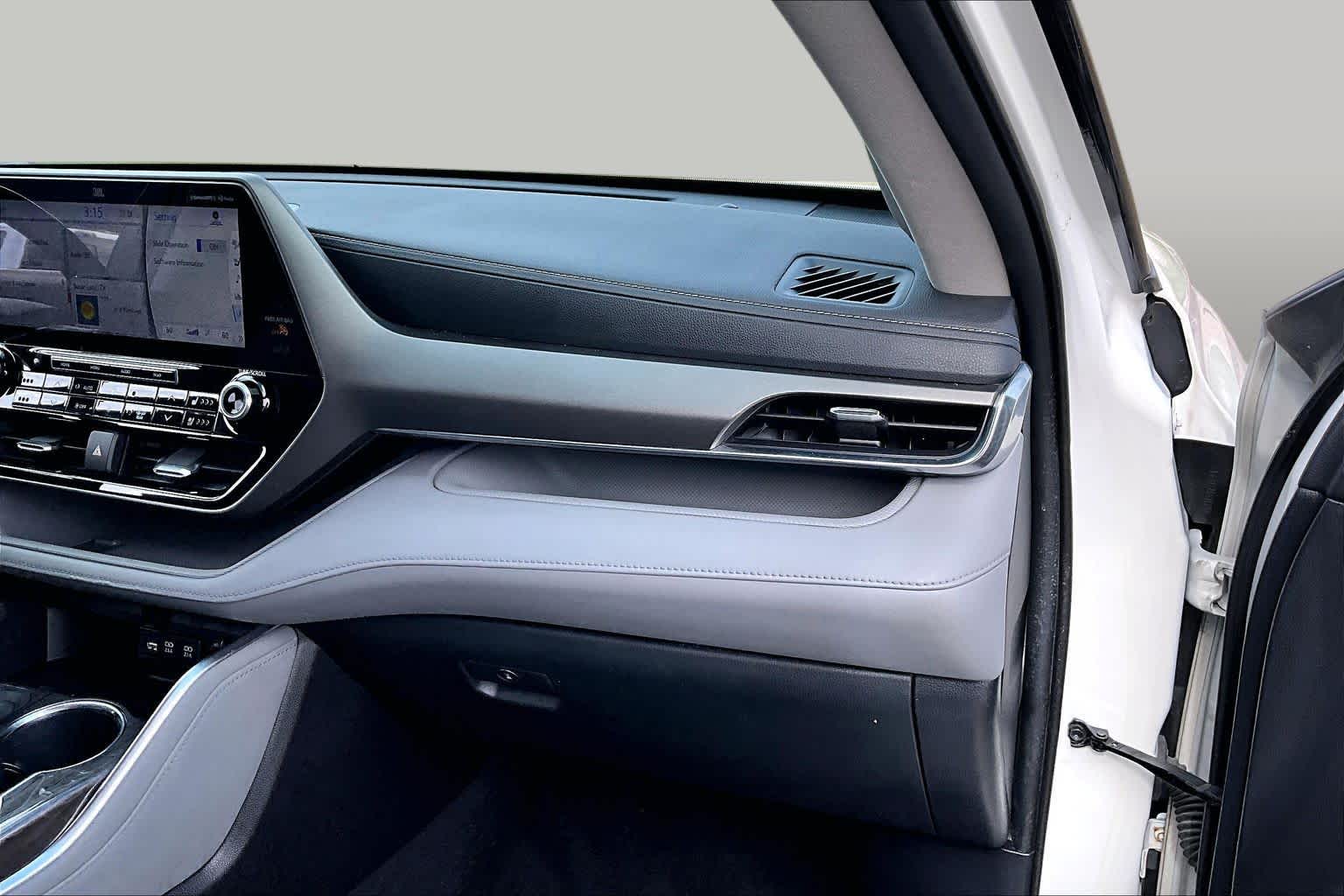 2020 Toyota Highlander photo 19 of 33