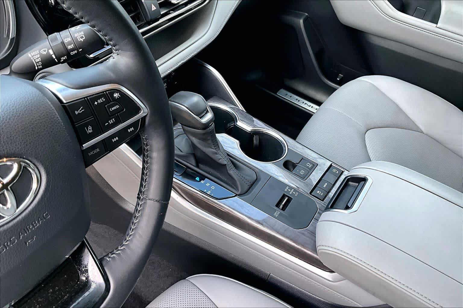 2020 Toyota Highlander photo 17 of 33
