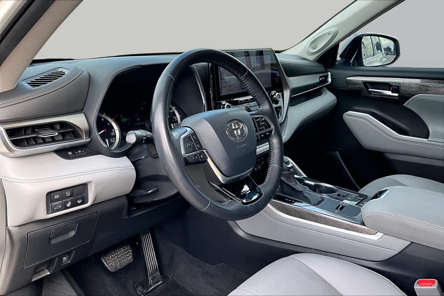 2020 Toyota Highlander photo 18 of 33