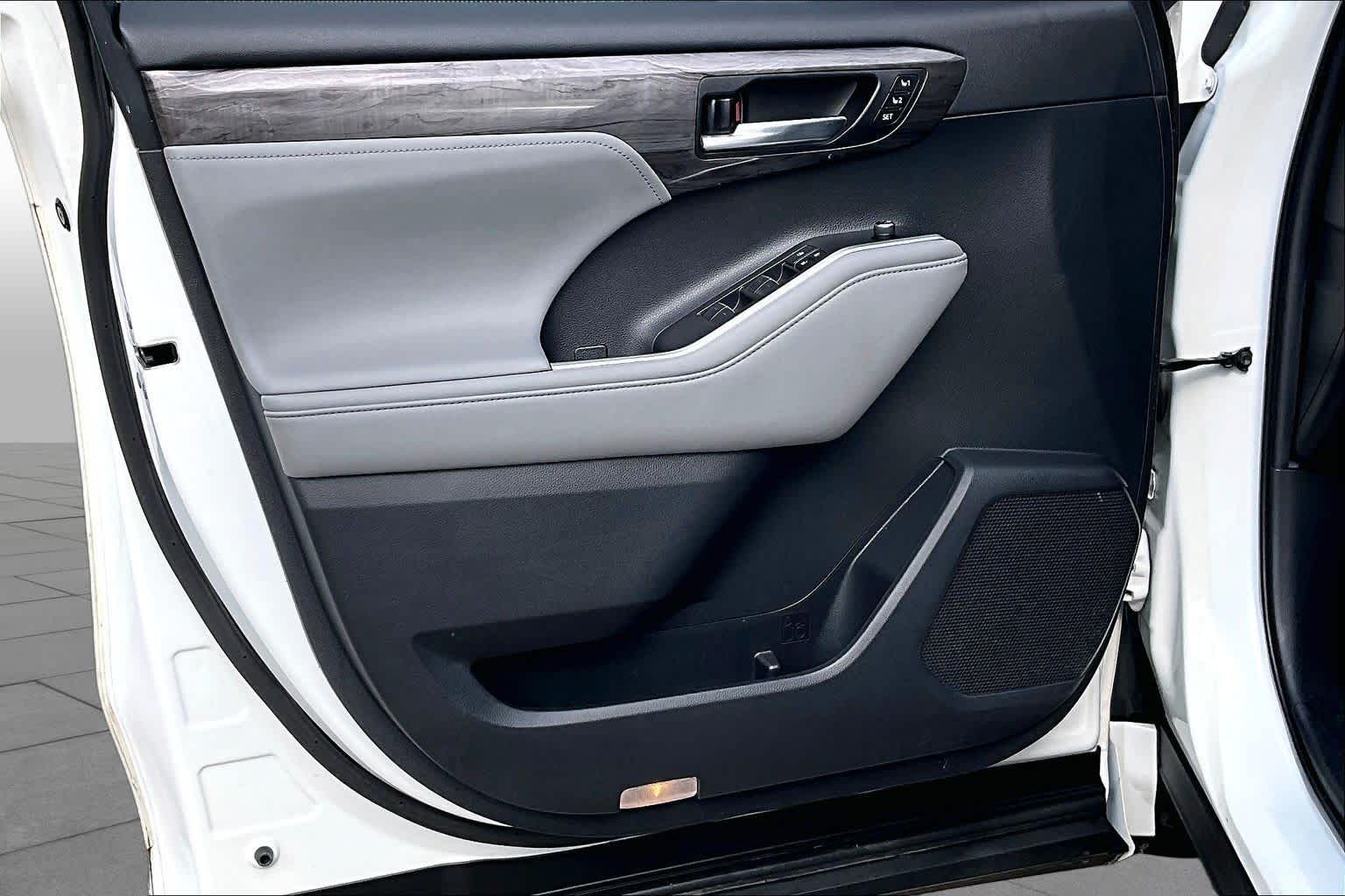 2020 Toyota Highlander photo 22 of 33