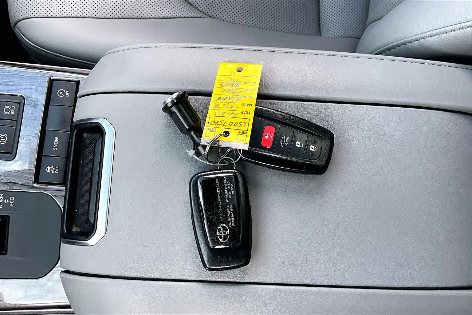 2020 Toyota Highlander photo 15 of 33