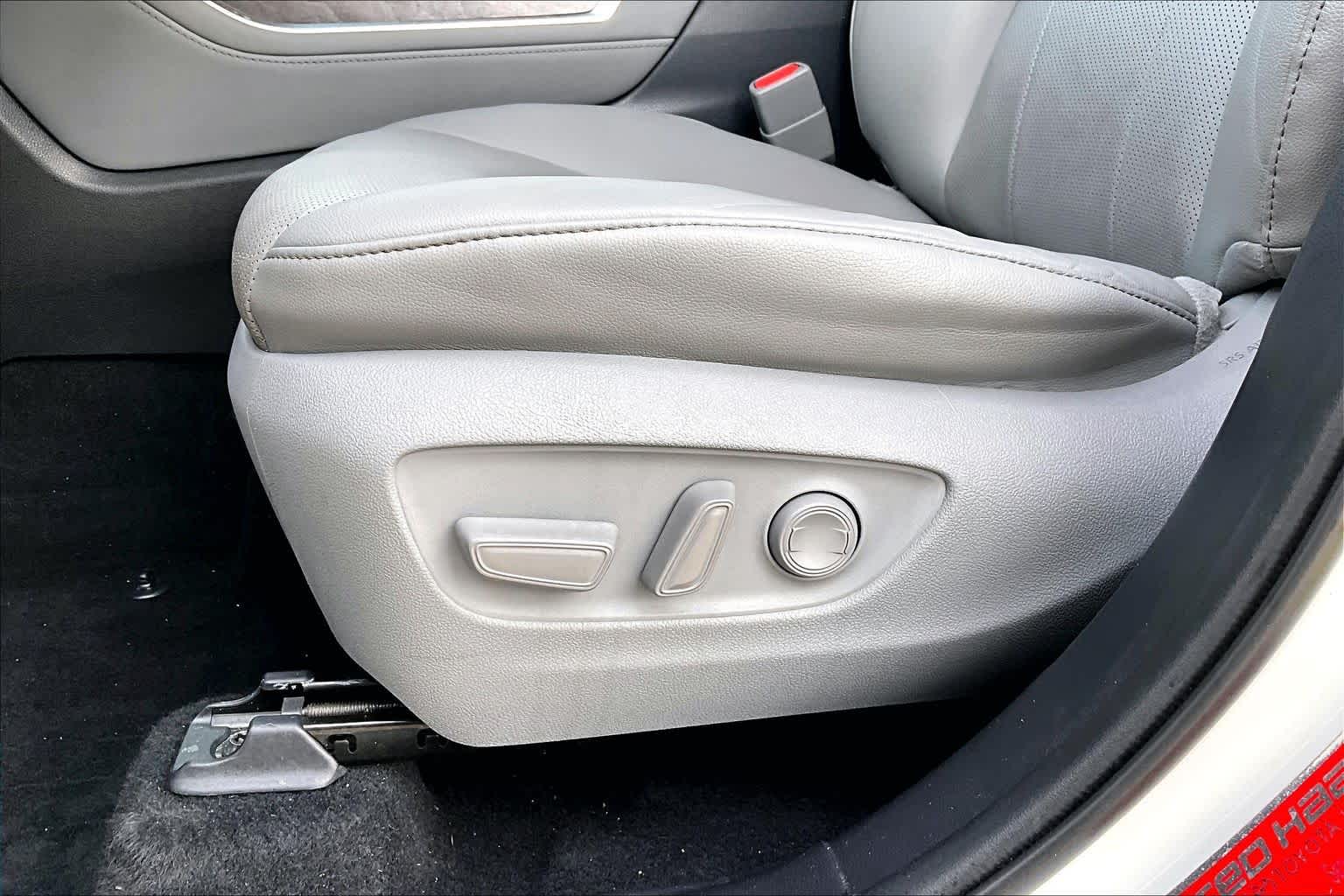 2020 Toyota Highlander photo 32 of 33
