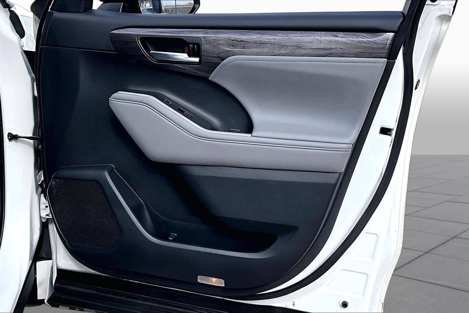 2020 Toyota Highlander photo 23 of 33
