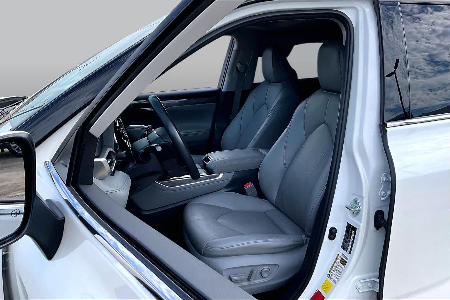 2020 Toyota Highlander photo 8 of 33