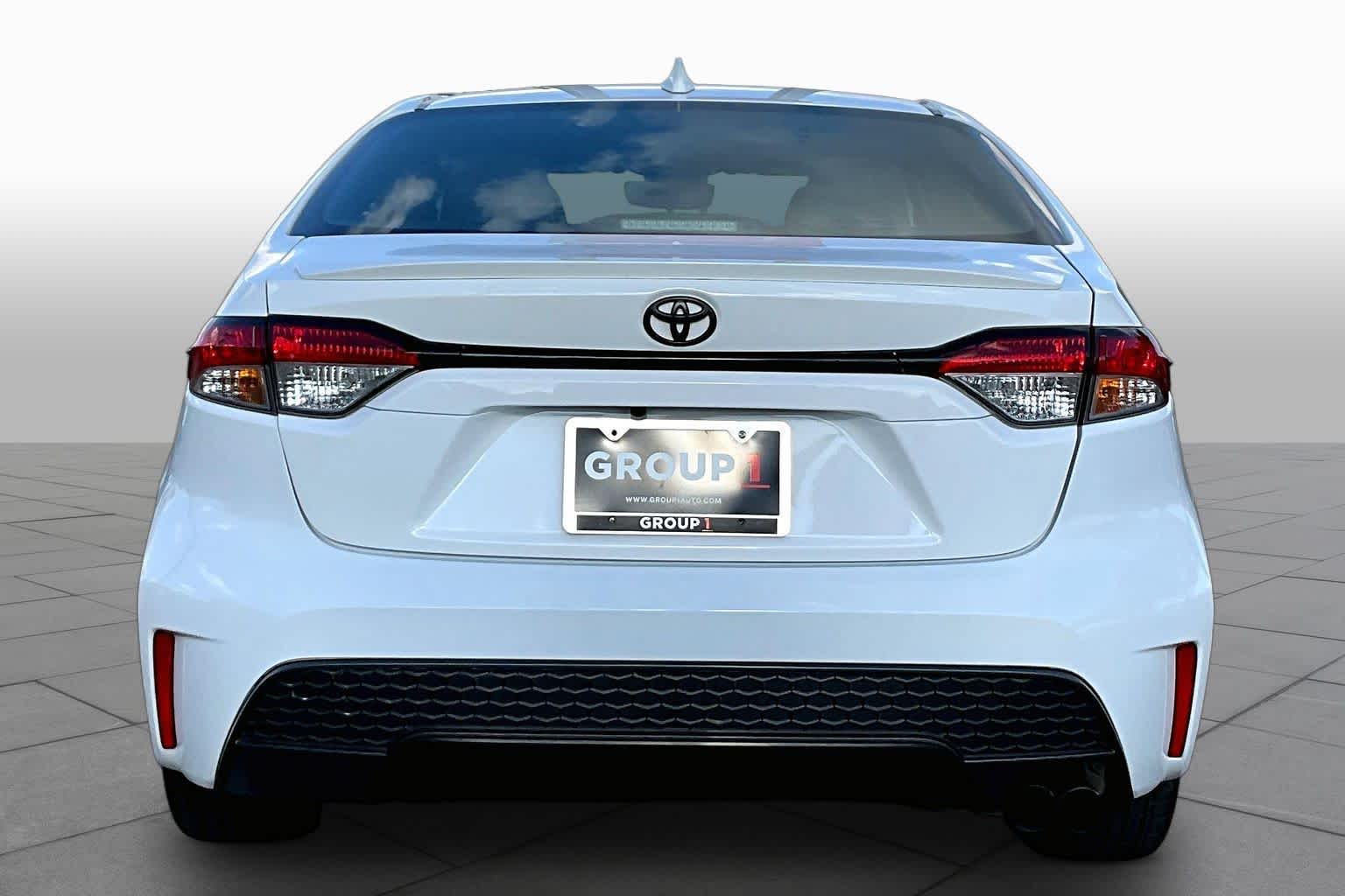 2022 Toyota Corolla photo 5 of 32