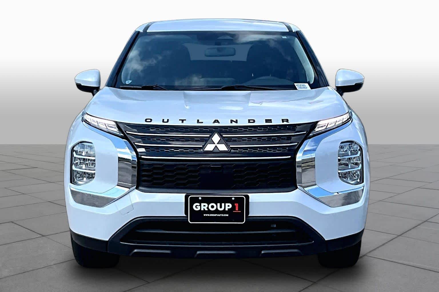 2024 Mitsubishi Outlander ES White Diamond at Auto Boutique Texas