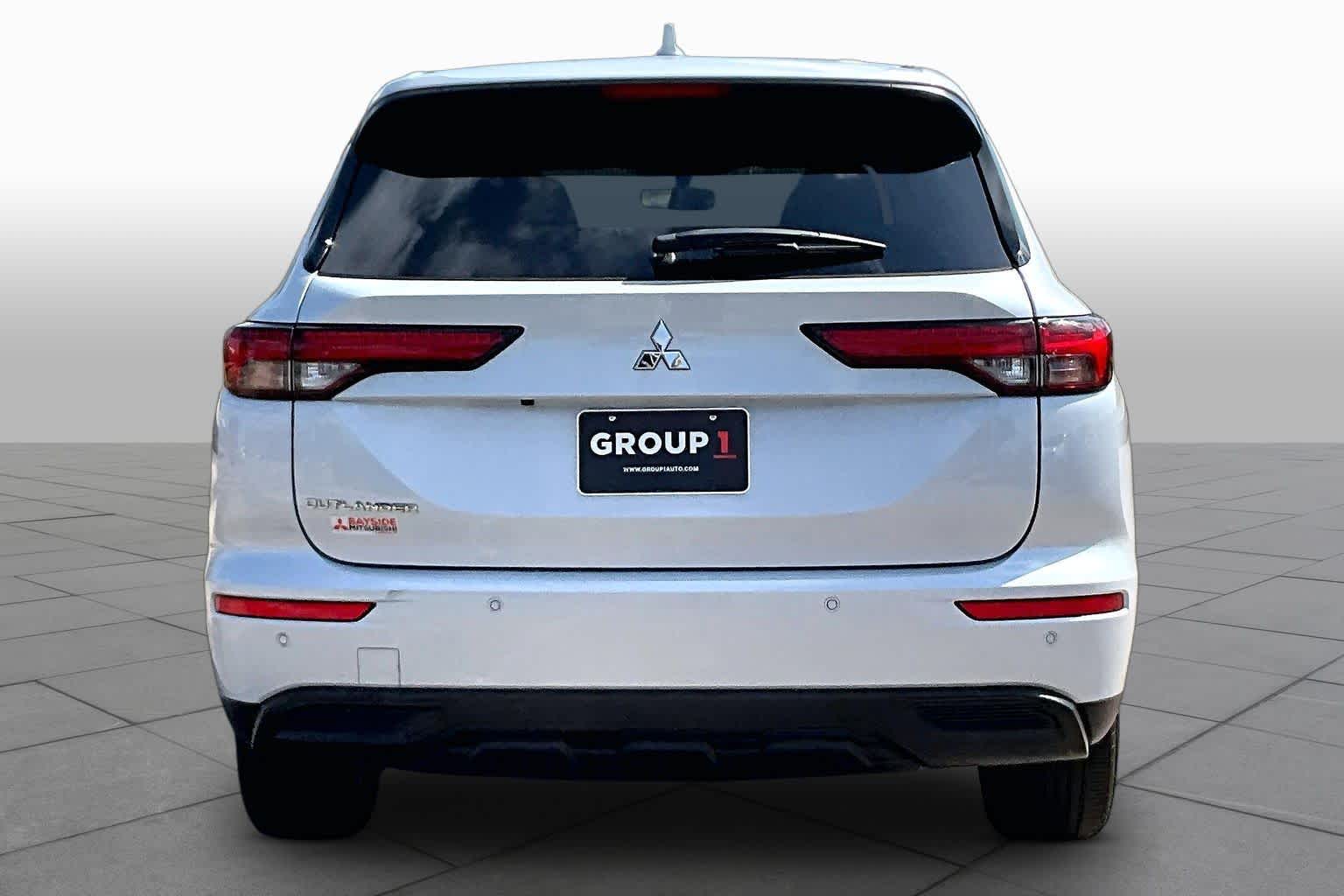 2024 Mitsubishi Outlander ES White Diamond at Auto Boutique Texas