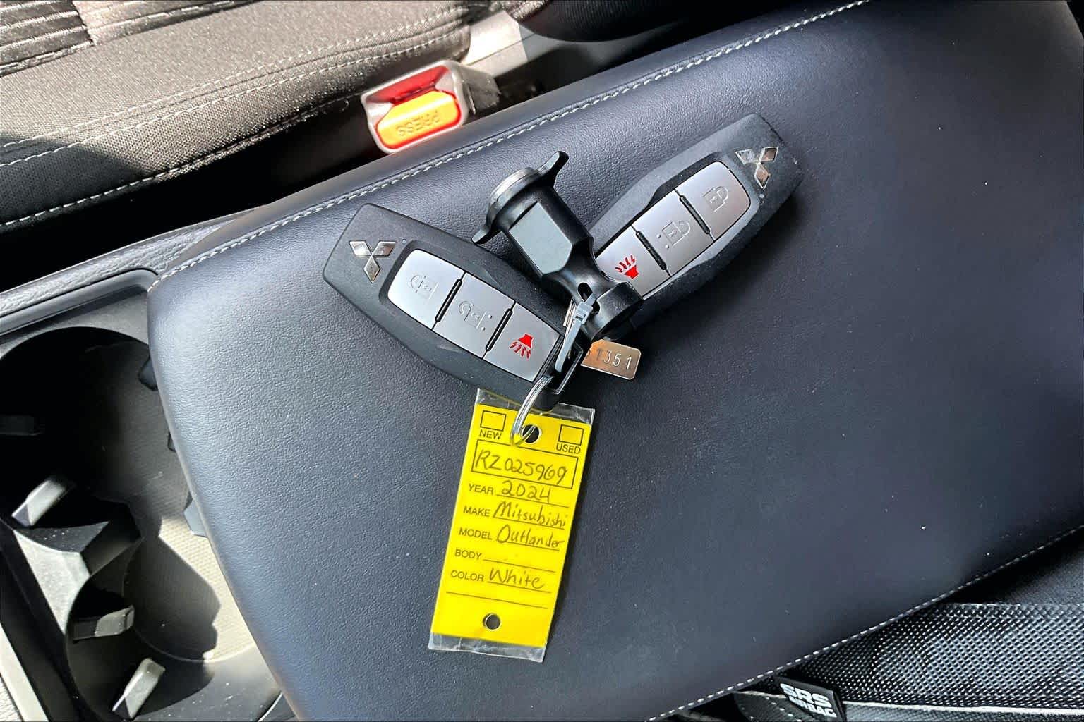 2024 Mitsubishi Outlander ES White Diamond at Auto Boutique Texas