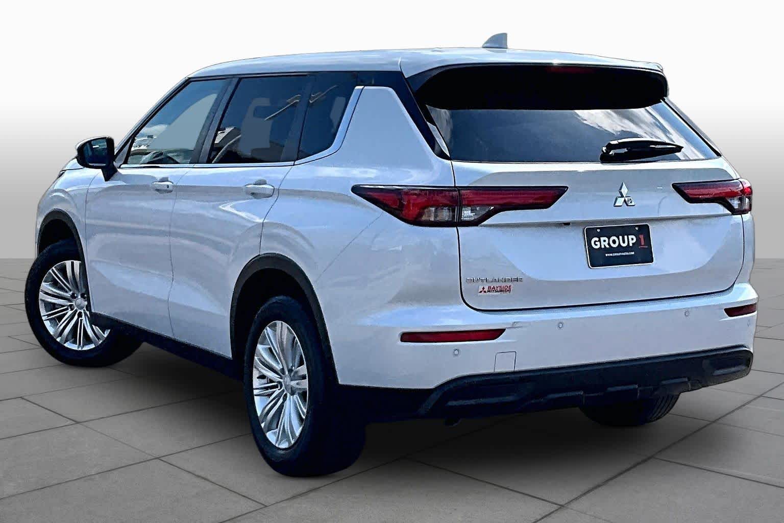 2024 Mitsubishi Outlander ES White Diamond at Auto Boutique Texas