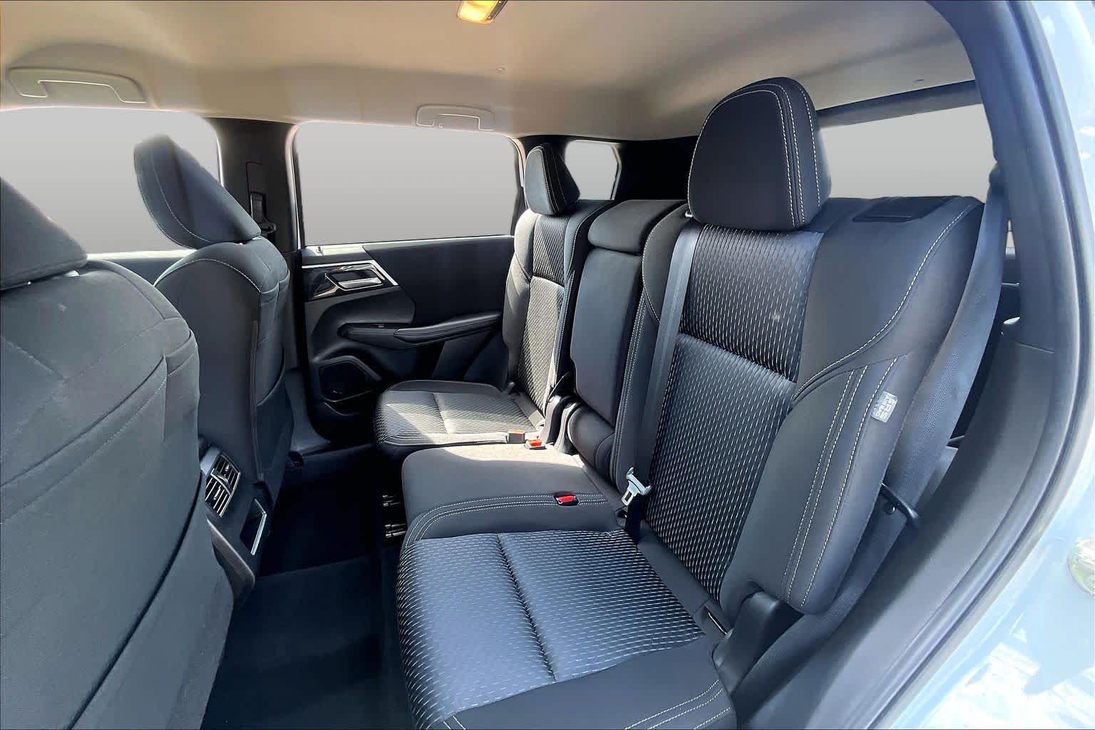 2024 Mitsubishi Outlander ES White Diamond at Auto Boutique Texas