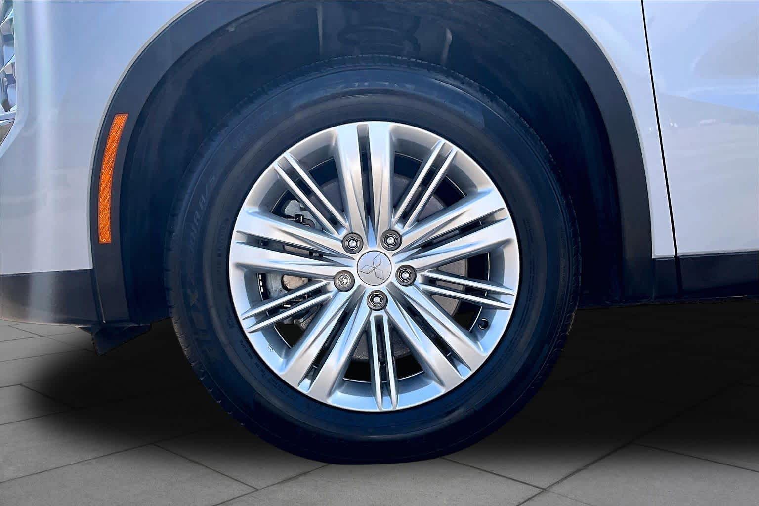 2024 Mitsubishi Outlander ES White Diamond at Auto Boutique Texas