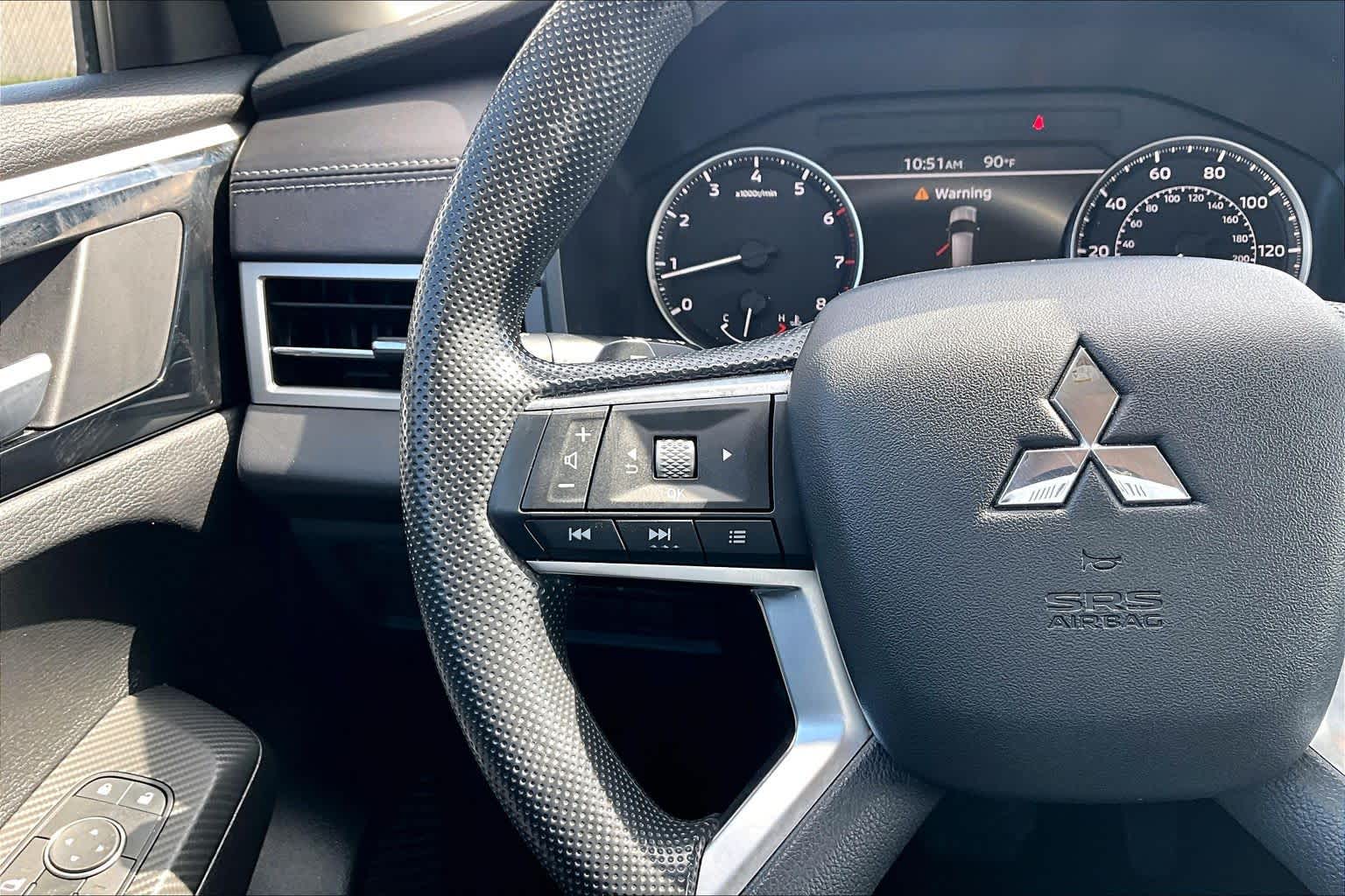 2024 Mitsubishi Outlander ES White Diamond at Auto Boutique Texas