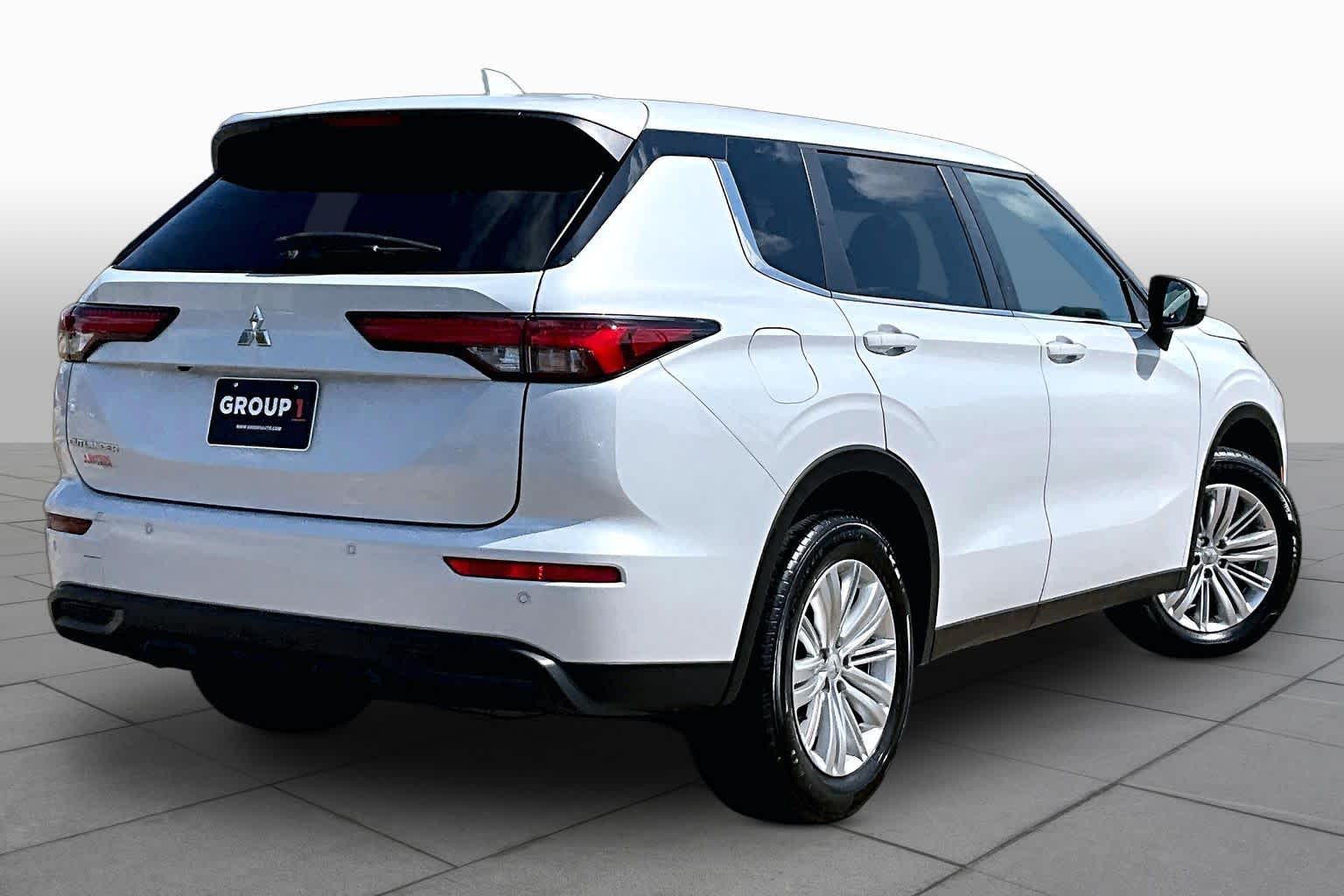 2024 Mitsubishi Outlander ES White Diamond at Auto Boutique Texas