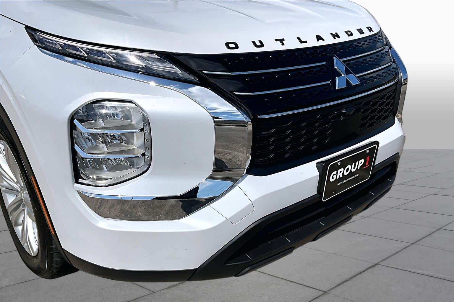 2024 Mitsubishi Outlander ES White Diamond at Auto Boutique Texas