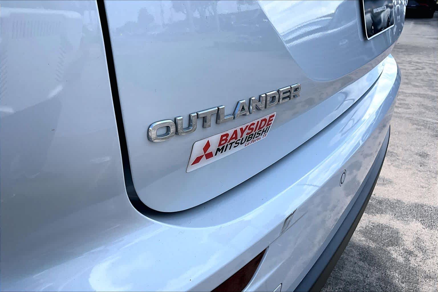 2024 Mitsubishi Outlander ES White Diamond at Auto Boutique Texas