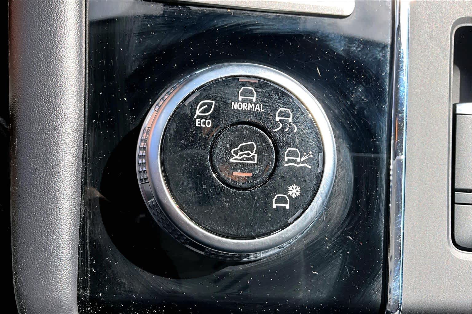2024 Mitsubishi Outlander ES White Diamond at Auto Boutique Texas