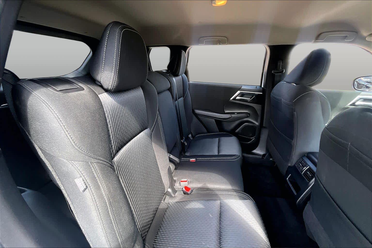 2024 Mitsubishi Outlander ES White Diamond at Auto Boutique Texas
