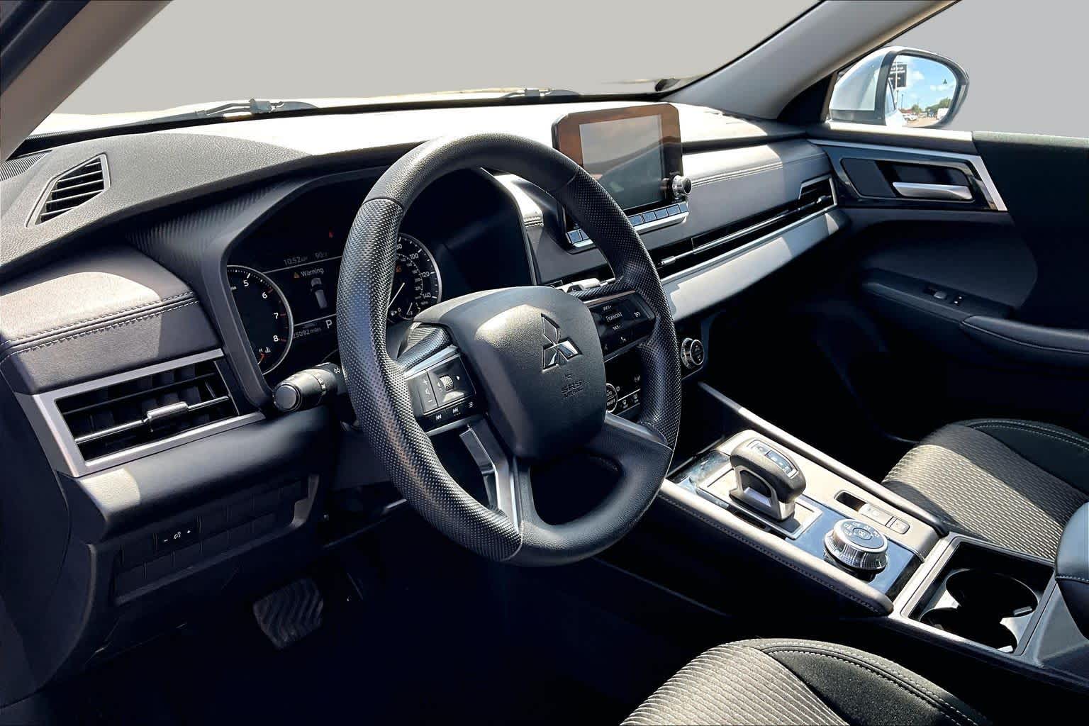 2024 Mitsubishi Outlander ES White Diamond at Auto Boutique Texas