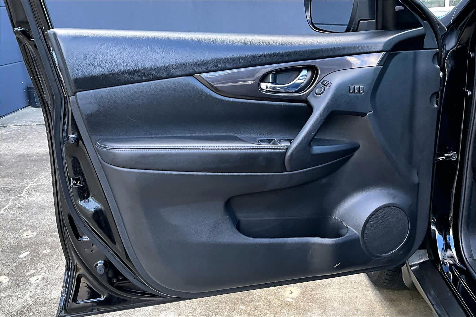 2019 Nissan Rogue SV Magnetic Black Pearl at Sterling McCall Nissan