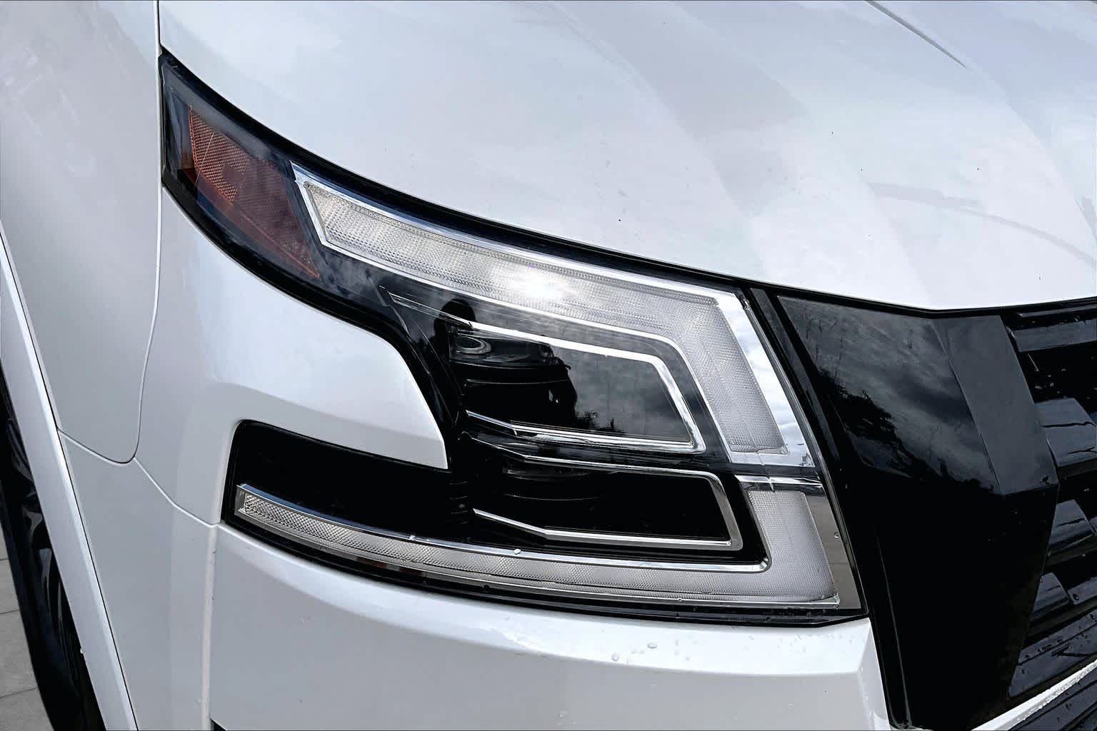 2023 Nissan Armada SL Aspen White Tricoat at AutoNation USA Katy