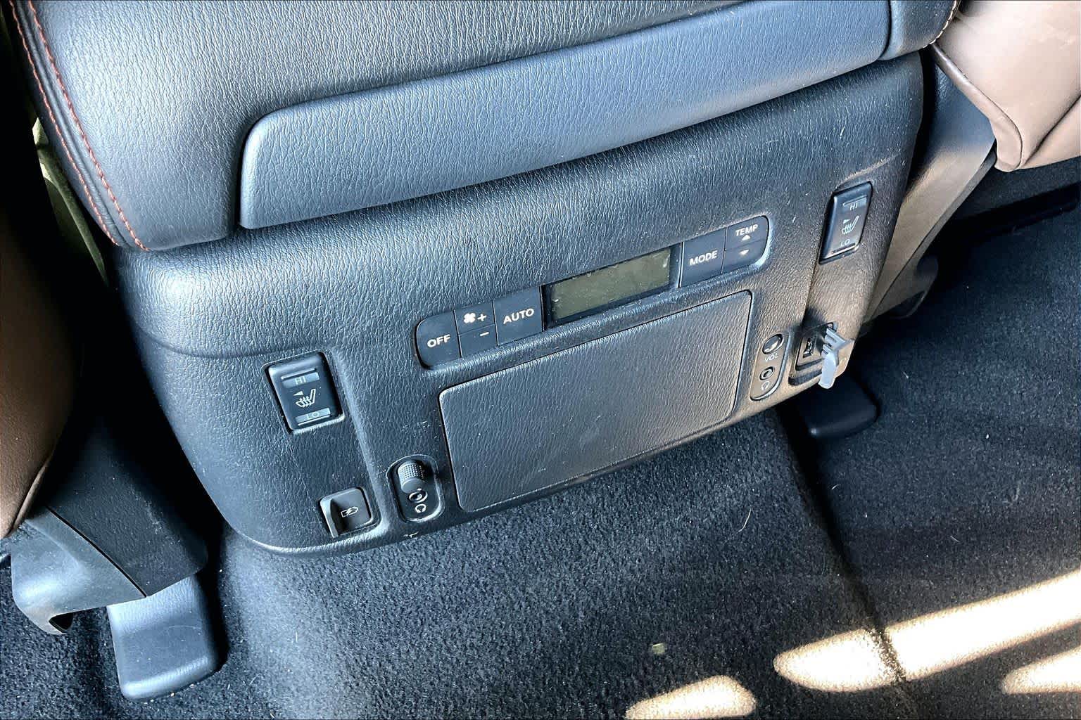 2018 Nissan Armada photo 32 of 34
