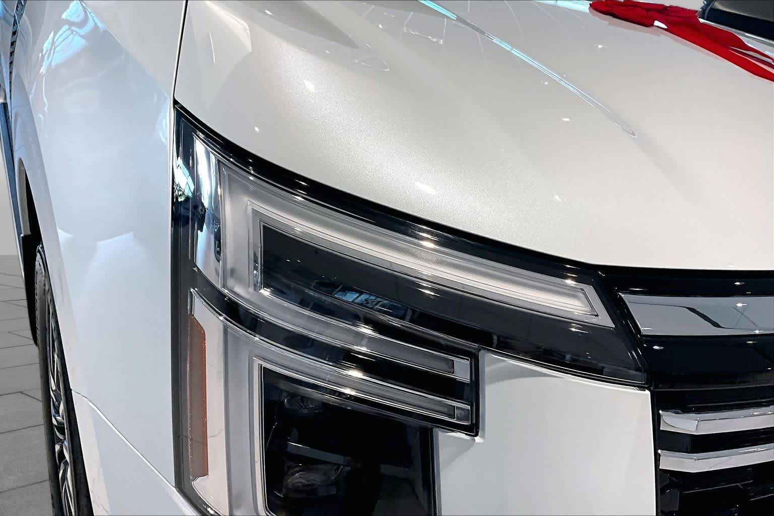 2026 Nissan Armada Platinum Reserve Everest White Pearl Tricoat/Super Black at Robbins Nissan