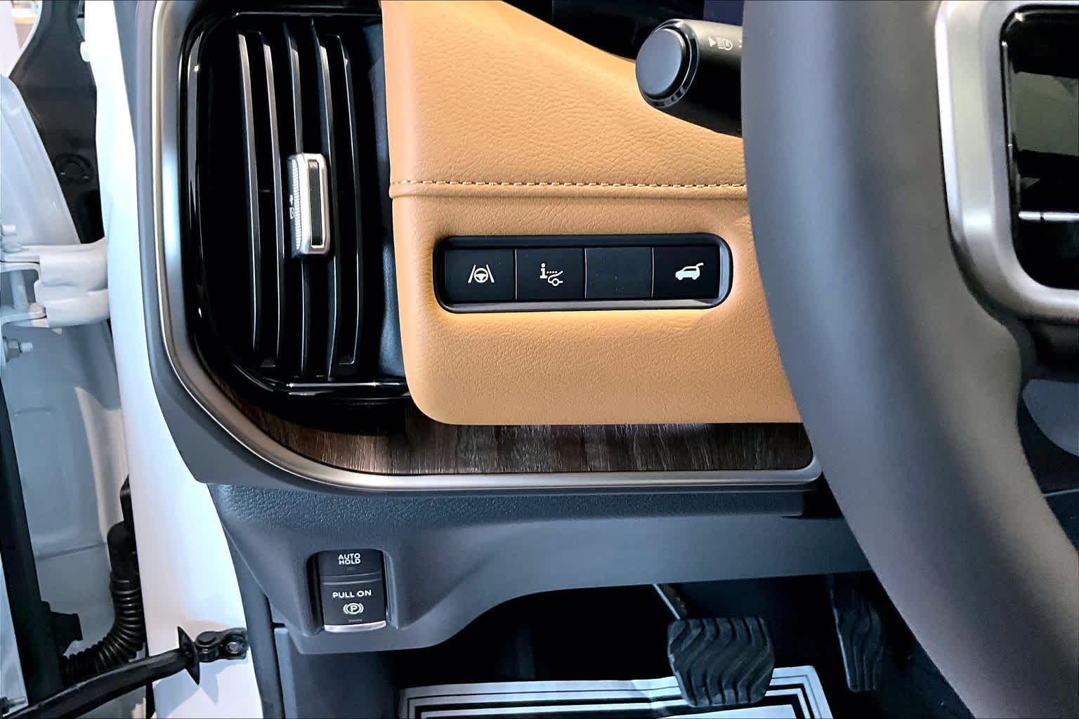 2026 Nissan Armada Platinum Reserve Everest White Pearl Tricoat/Super Black at Robbins Nissan