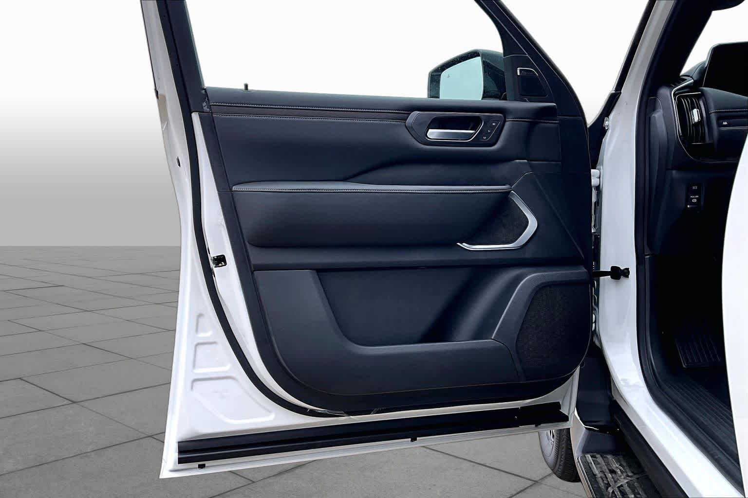 2027 Nissan Armada photo 15 of 21