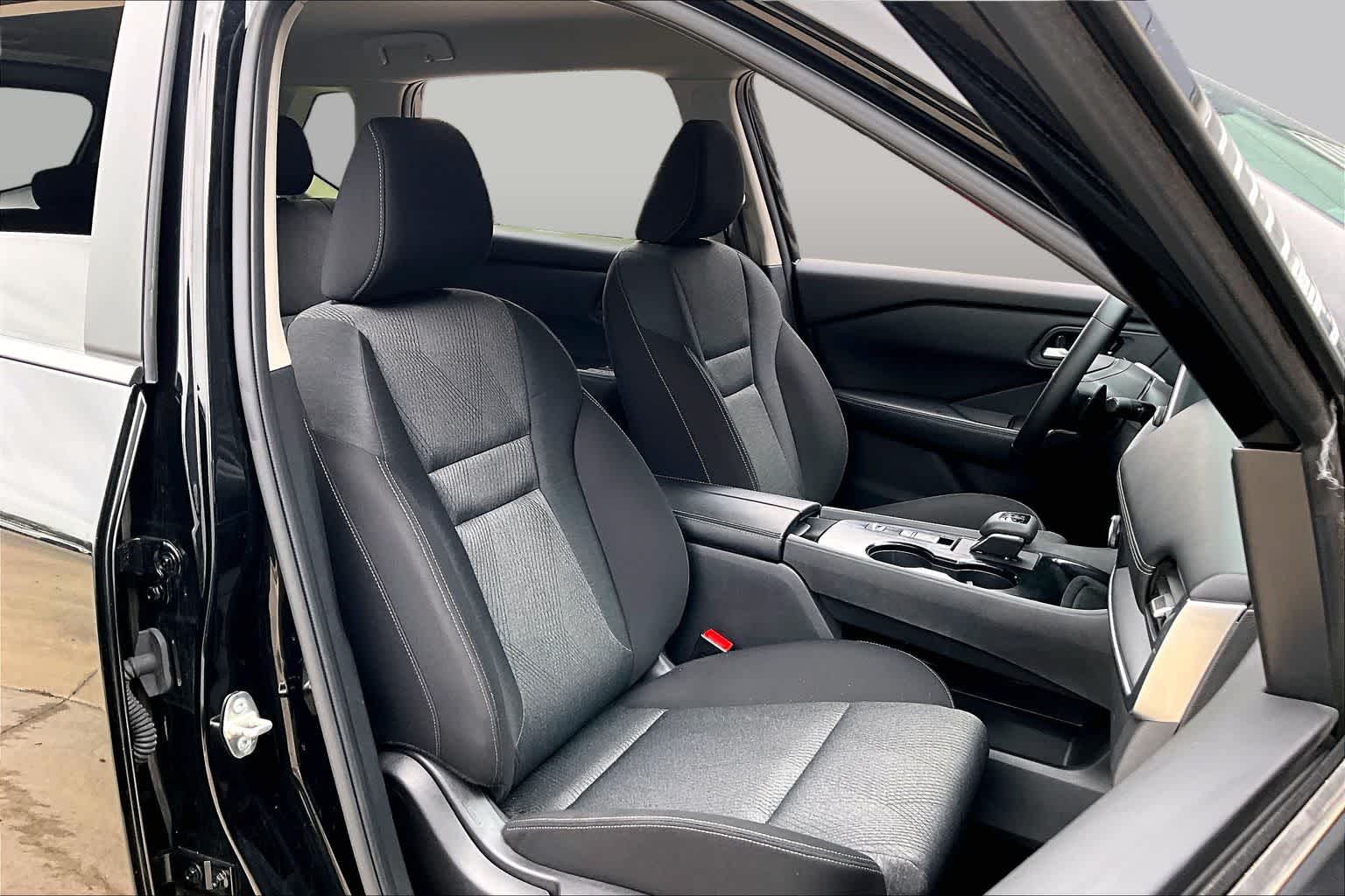 2025 Nissan Rogue SV - 8