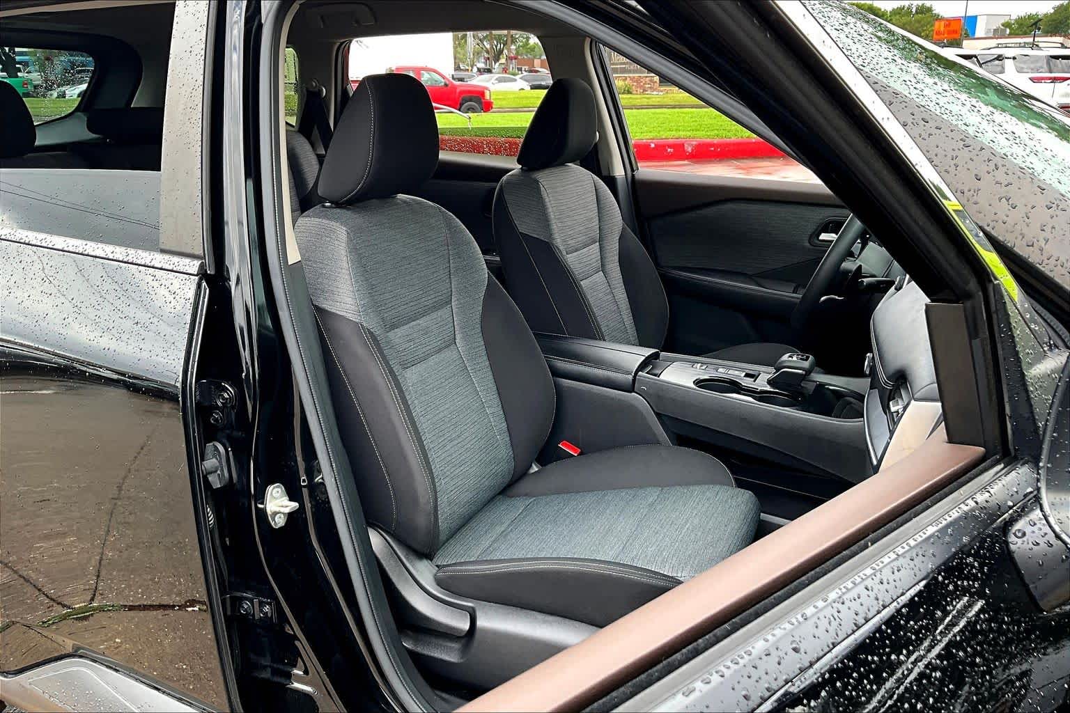 2023 Nissan Rogue SV - 8